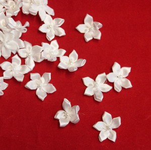 White Ribbon Flowers with Pearl Center, 20mm- 1 dozen